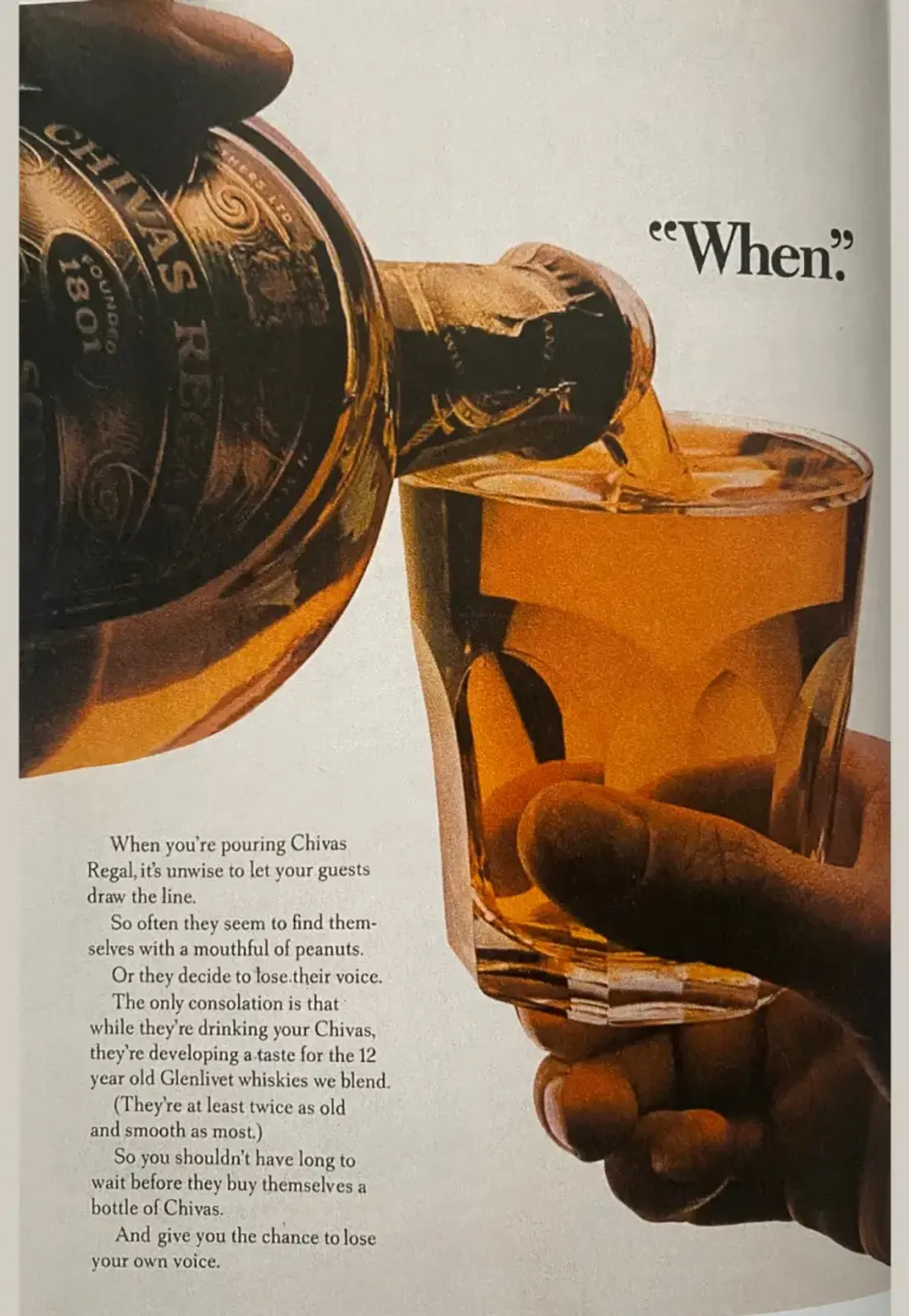 Un bicchiere di whisky riempito quasi fino all'orlo mentre viene versato da una bottiglia di Chivas Regal, con il titolo «When.»