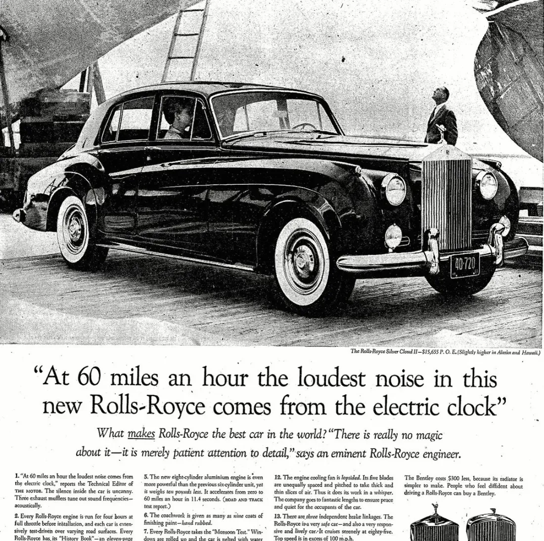 Una Rolls-Royce Silver Cloud II su una banchina, con un uomo in piedi accanto alla vettura